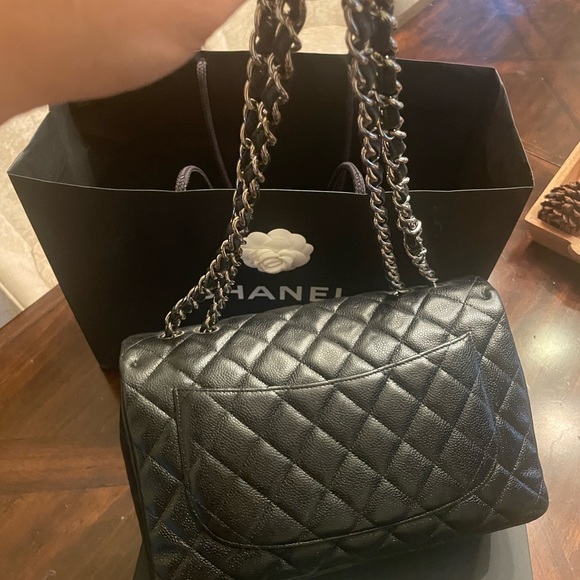 Caviar Jumbo Single Flap with Silver hardware - Picture 3 of 9